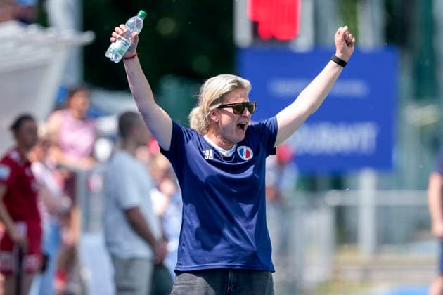 Sofie Gierts coach, head coach, MHC , cheers about the goal to 2 0, cheer, cheer, goal celebration, celebrate the goal, goal, celebration, cheers about the goal, rejoicing, joy, rejoices, optimistic, positive, game scene, highlight, single picture, single photo, action, action, 24 05 2026, Mannheim Germany , Hockey, German Championship, Quarterfinal 3, Women, Mannheimer HC Rot Weiss Köln xozx