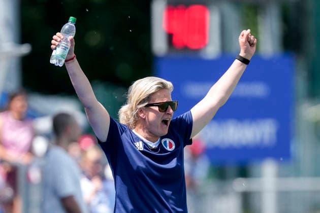 Sofie Gierts coach, head coach, MHC , cheers about the goal to 2 0, cheer, cheer, goal celebration, celebrate the goal, goal, celebration, cheers about the goal, rejoicing, joy, rejoices, optimistic, positive, game scene, highlight, single picture, single photo, action, action, 24 05 2026, Mannheim Germany , Hockey, German Championship, Quarterfinal 3, Women, Mannheimer HC Rot Weiss Köln xozx