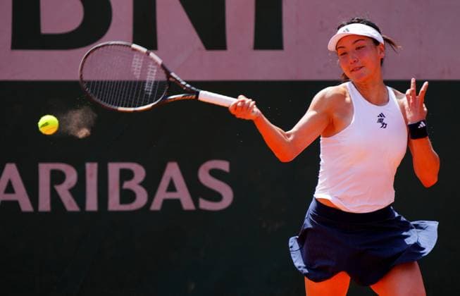 Xinyu Wang in first round action French Open Tennis, Day One, Tennis, Roland Garros, Paris, France - 24 May 2026Paris Roland Garros France EDITORIAL USE ONLY No use with unauthorised audio, video, data, fixture lists, club league logos or live services. Online in-match use limited to 120 images, no video emulation. No use in betting, games or single club league player publications.  Copyright: xJavierxGarcia Shutterstockx 16889883q