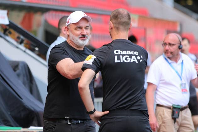 24 05 2026 Soccer Men 2025 2026 Chance League Championship Round 5 Matchday SK Slavia Prague FC Viktoria Pilsen Fortuna Arena Prague Jindrich Trpisovsky Prague, Coach welcomes Lukas Nehasil 4 Officials before the match Prague Prague Germany