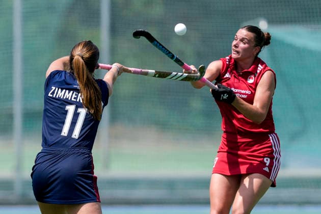 from left Sonja Zimmermann MHC, 11 , Paula Brux KTHC, 9, captain , duel, duel, tackle, tackling, dynamics, action, action, 24 05 2026, Mannheim Germany , Hockey, German Championship, Quarterfinal 3, Women, Mannheimer HC Rot Weiss Köln xozx