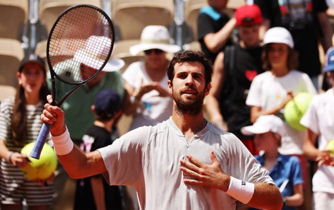 TENNIS - French Open 2026 PARIS,FRANCE,24.MAY.26 - TENNIS - ATP, Tennis Herren World Tour, French Open, Roland Garros, Grand Slam. Image shows the rejoicing of Karen Khachanov (---).  GEPAxpictures xMatthiasxHauer