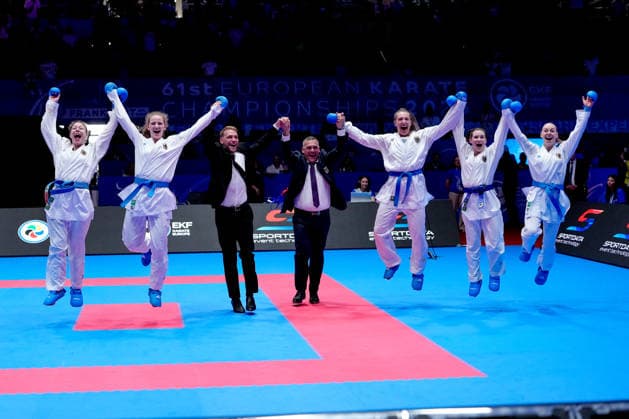 Sport Bilder des Tages Deutschland: EKF Karate Europameisterschaft Seniors 2026 - Eissporthalle, Frankfurt: Das Female Kumite Team Deutschland (Bitsch, Hubrich, Kneer, Riedel, Schroeter) gewinnt das Finale gegen das Team Frankreich (Arzumian, Ozserttas, Payrot, Pea, Sombe) und holt sich damit die Goldmedaille und den Europameistertitel Frankfurt am Main Eissporthalle Frankfurt Hessen Deutschland *** Germany EKF Karate European Championship Seniors 2026 Eissporthalle, Frankfurt The Female Kumite Team Germany Bitsch, Hubrich, Kneer, Riedel, Schroeter wins the final against Team France Arzumian, Ozserttas, Payrot, Pea, Sombe and thus wins the gold medal and the European Championship title Frankfurt am Main Eissporthalle Frankfurt Hessen Germany Copyright: xKjetilxWaberx