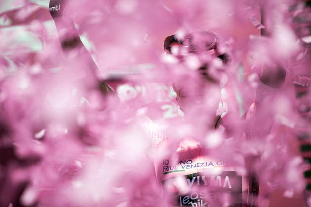 Sport Bilder des Tages The pink jersey Denmark™s Jonas Vingegaard Hansen of Team Visma Lease A Bike during Stage 15 of the Giro d™Italia, from Voghera to Milano, Italy, Sunday, May 24, 2026.  Copyright: xMarcoxAlpozzi LaPressex