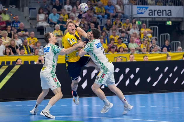 from left Felix Claar SCM, 7 , Edwin Aspenbäck RNL, 78 , Elvar Örn Jonsson SCM, 19 , duel, duel, tackle, tackling, dynamics, action, action, 24 05 2026, Mannheim Germany , Handball, Bundesliga, Rhein Neckar Löwen SC Magdeburg xozx