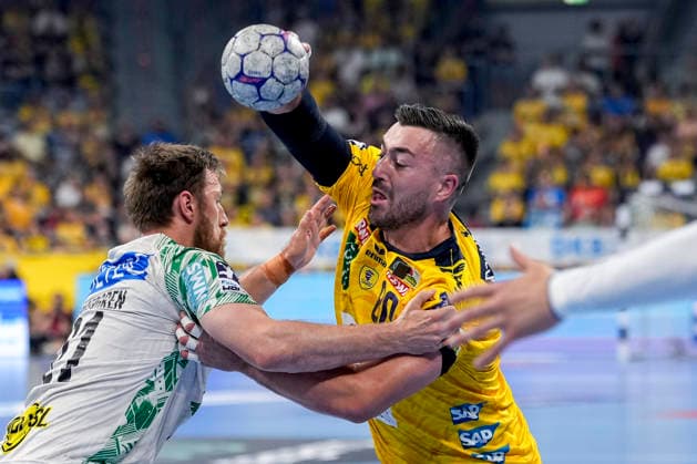 from left Albin Lagergren SCM, 21 , Jannik Kohlbacher RNL, 80 , duel, duel, tackle, tackling, dynamics, action, action, 24 05 2026, Mannheim Germany , Handball, Bundesliga, Rhein Neckar Löwen SC Magdeburg xozx