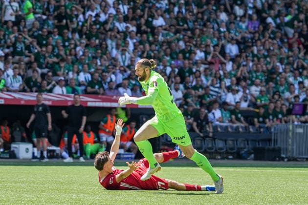 Football, Swiss Cup, Final FC St Gallen 1879 vs FC Stade Lausanne Ouchy, Sunday, 24 05 2026 Stadion Wankdorf, Bern Foul by Lukas Watkowiak 25, FC St Gallen on Vasco Tritten 77, Stade Lausanne Ouchy Copyright: xValentinxDomgjonix
