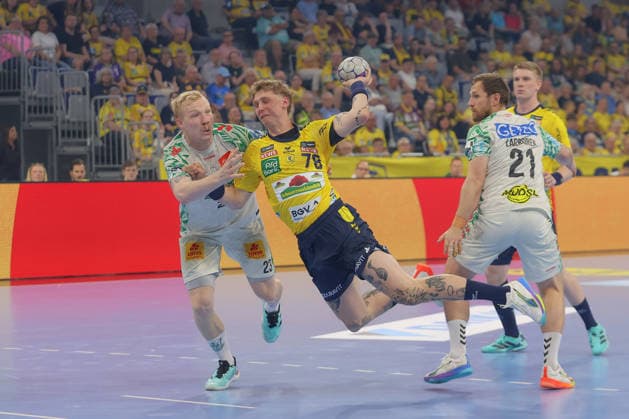 24 05 2026, xtgx, Handball, Daikin HBL, Rhein Neckar Löwen SC Magdeburg v l Magnus Saugstrup Magdeburg, 23 , Edwin Aspenbaeck Rhein Neckar Loewen, 78 duel, duel, fight, tackle throws goal, goal scorer, scores goal, scores the goal Mannheim