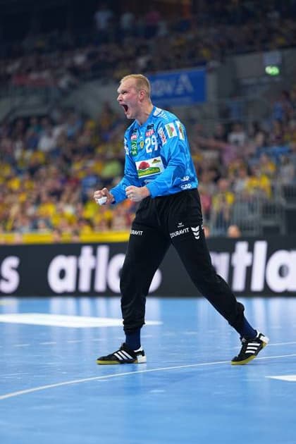 David Späth 29, Goal, Rhein Neckar Löwen raises his fists in the air and cheers loudly on the floor of the SAP Arena The goalkeeper in the blue kit shows pure emotion in front of the packed stands Goalkeeper David Späth 29, Rhein Neckar Löwen cheers in the SAP Arena Copyright: xspeedshotx