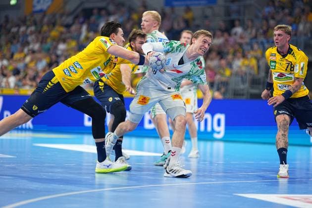 A SC Magdeburg player in the white jersey fights intensively for the ball while Edwin Aspenbäck 78, Rhein Neckar Löwen and Steven Plucnar Jacobsen 9, Rhein Neckar Löwen in yellow jerseys exert pressure The scene shows a hard-fought attack in the DAIKIN HBL in the SAP Arena Edwin Aspenbäck and Steven Plucnar Jacobsen Rhein Neckar Löwen in a duel against SC Magdeburg Copyright: xspeedshotx