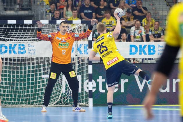 24 05 2026, xgox, Handball Daikin HBL Rhein Neckar Löwen SC Magdeburg emspor, v l Matej Mandic Magdeburg, 12 at the seven-meter Haukur Thrastarson Rhein Neckar Loewen, 25 Mannheim