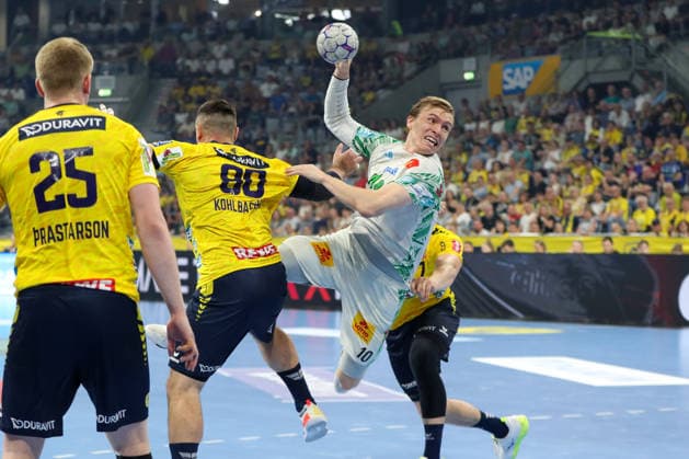 24 05 2026, xgox, Handball Daikin HBL Rhein Neckar Löwen SC Magdeburg emspor, v l Gisli Thorgeir Kristjansson Magdeburg, 10 , Jannik Kohlbacher Rhein Neckar Loewen, 80 duel, duel, fight, tackle Mannheim