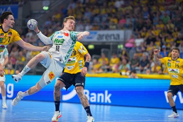 Gisli Thorgeir Kristjansson 10, SC Magdeburg pulls away from the jump in the white SCM jersey, while Robert Timmermeister 7, Rhein Neckar Löwen can be seen on the left The packed SAP Arena is the setting for this duel in the DAIKIN HBL Gisli Thorgeir Kristjansson 10, SC Magdeburg with a jump shot in the SAP Arena Copyright: xspeedshotx