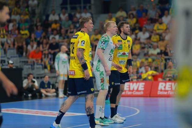 Magnus Saugstrup 23, SC Magdeburg is in a duel with Steven Plucnar Jacobsen 9, Rhein Neckar Löwen during the DAIKIN HBL match in the SAP Arena On the left is Edwin Aspenbäck 78, Rhein Neckar Löwen, the stands are well filled Magnus Saugstrup SC Magdeburg and Steven Plucnar Jacobsen Rhein Neckar Löwen in the SAP Arena Copyright: xspeedshotx