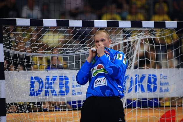 David Späth 29, Rhein Neckar Löwen stands concentrated in goal and holds his hand over his mouth The goalkeeper wears the blue goalkeeper jersey of the Rhein Neckar Löwen in the DAIKIN HBL at the SAP Arena Goalkeeper David Späth 29, Rhein Neckar Löwen in goal at the SAP Arena Copyright: xspeedshotx