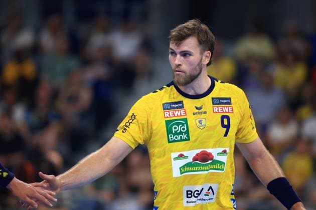 Steven Plucnar Jacobsen 9, pivot, Rhein Neckar Löwen in the yellow jersey of the Lions during the match in the SAP Arena The Danish pivot is focused on the action Steven Plucnar Jacobsen 9, Rhein Neckar Löwen in the SAP Arena Copyright: xspeedshotx