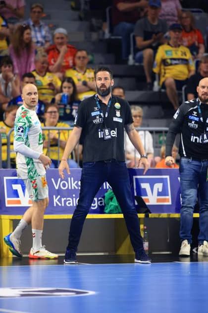 SC Magdeburg coach Bennet Wiegert stands concentrated on the sidelines of the SAP Arena and gives tactical instructions with hand gestures On the left in the picture is right winger Daniel Pettersson 11, SC Magdeburg in the white away jersey Bennet Wiegert SC Magdeburg gives instructions next to Daniel Pettersson in the SAP Arena Copyright: xspeedshotx