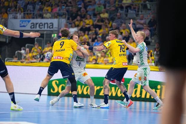 Felix Claar 7, SC Magdeburg is tackled by Steven Plucnar Jacobsen 9 and Edwin Aspenbäck 78 of Rhein Neckar Löwen in the SAP Arena The SC Magdeburg player tries to assert himself in a duel Felix Claar 7, SC Magdeburg under pressure against Rhein Neckar Löwen in the SAP Arena Copyright: xspeedshotx
