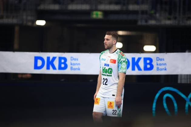 Lukas Mertens 36, left winger, SC Magdeburg stands on the SAP Arena pitch in his white away jersey with shirt number 22 The DKB perimeter advertising is clearly visible in the background Lukas Mertens 36, SC Magdeburg in the SAP Arena Copyright: xspeedshotx