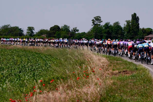 The pack rides during Stage 15 of the Giro d™Italia, from Voghera to Milano, Italy, Sunday, May 24, 2026.  Copyright: xFabioxFerrarix xLaPressex