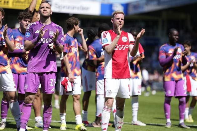 VOLENDAM , 24-05-2026 , Kras Stadium, season 2025 2026 , Play-offs for European football , Dutch Eredivisie Football . Match between Ajax and FC Utrecht , picture shows Ajax player Davy Klaassen , Ajax goalkeeper Maarten Paes Ajax - Utrecht (play off)  x203938027x Copyright: