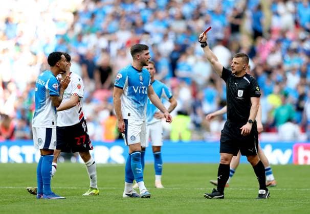 Josh Dacres-Cogley of Stockport County (left) is shown a red card by referee Josh Smith after a hair pull on Ibrahim Cissoko of Bolton Wanderers (not pictured) Bolton Wanderers v Stockport County, EFL Sky Bet League One, Play-Off Final, Football, Wembley Stadium, London, UK - 24 May 2026London Wembley Stadium United Kingdom EDITORIAL USE ONLY No use with unauthorised audio, video, data, fixture lists, club league logos or live services. Online in-match use limited to 120 images, no video emulation. No use in betting, games or single club league player publications.  Copyright: xSimonxDael Shutterstockx 16889811fi
