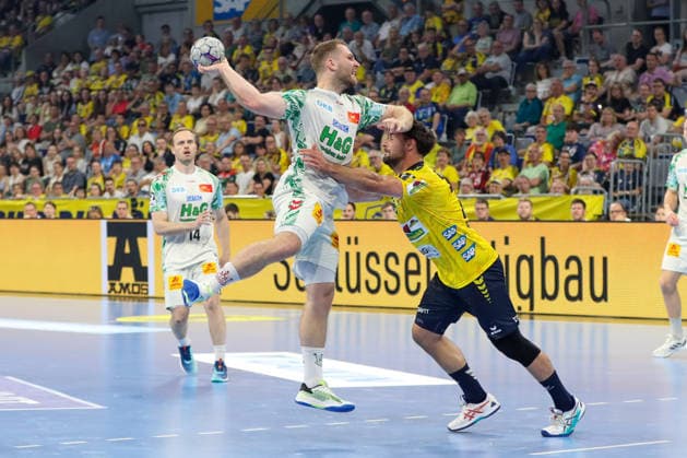 24 05 2026, xgox, Handball Daikin HBL Rhein Neckar Löwen SC Magdeburg emspor, v l Lukas Mertens Magdeburg, 22 , Dani Baijens Rhein Neckar Loewen, 77 duel, duel, fight, tackle Mannheim