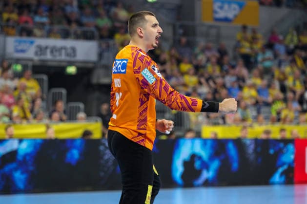 24 05 2026, xgox, Handball Daikin HBL Rhein Neckar Löwen SC Magdeburg emspor, v l Matej Mandic Magdeburg, 12 cheers over held ball, defended, held, Torhueter Mannheim