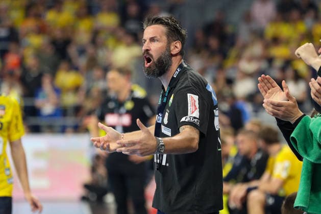 24 05 2026, xgox, Handball Daikin HBL Rhein Neckar Löwen SC Magdeburg emspor, v l Bennet Wiegert Magdeburg, coach gives instructions, gesticulates with arms, gesticulate, gives instructions Mannheim