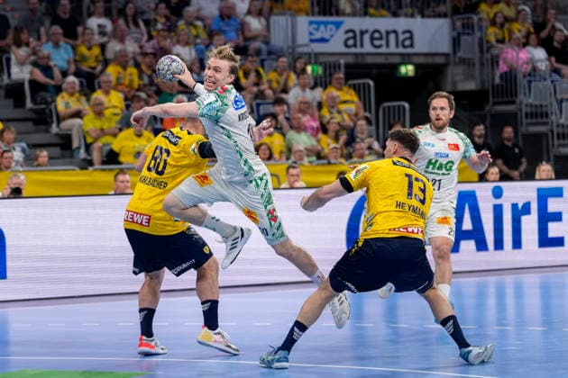 from left Jannik Kohlbacher RNL, 80 , Gisli Thorgeir Kristjansson SCM, 10 , Sebastian Heymann RNL, 13 , during jump shot, throw, goal shot, action, action, game scene, 24 05 2026, Mannheim Germany , Handball, Bundesliga, Rhein Neckar Löwen SC Magdeburg xozx