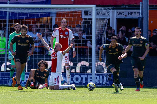 2026-05-24 AFC Ajax v FC Utrecht - Dutch Eredivisie Play-Offs VOLENDAM, NETHERLANDS - MAY 24: Davy Klaassen of AFC Ajax looks dejected, Adrian Blake of FC Utrecht runs with the ball during the Dutch Eredivisie Play-Offs match between AFC Ajax and FC Utrecht at Kras Stadion on May 24, 2026 in Volendam, Netherlands. Volendam Kras Stadion Netherlands Content not available for redistribution in The Netherlands directly or indirectly through any third parties. Copyright: xBenxGalx