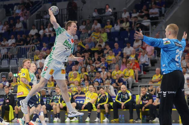 24 05 2026, xtgx, Handball, Daikin HBL, Rhein Neckar Löwen SC Magdeburg v l Felix Claar Magdeburg, 7 wirft Tor, Torschuetze, erzielt Tor, Treffer, scores the goal Mannheim