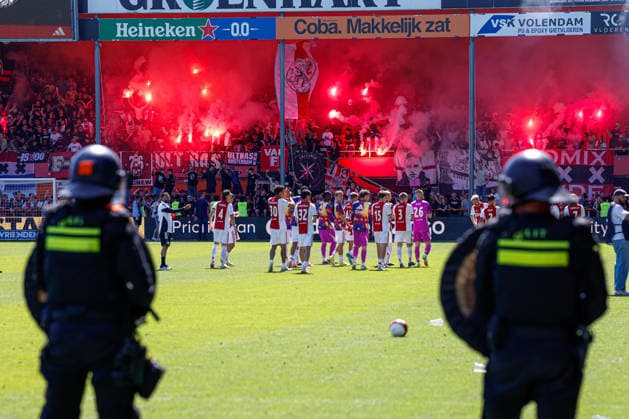 Sport Bilder des Tages 2026-05-24 AFC Ajax v FC Utrecht - Dutch Eredivisie Play-Offs VOLENDAM, NETHERLANDS - MAY 24: players of AFC Ajax celebrate their sides win during the Dutch Eredivisie Play-Offs match between AFC Ajax and FC Utrecht at Kras Stadion on May 24, 2026 in Volendam, Netherlands. Volendam Kras Stadion Netherlands Content not available for redistribution in The Netherlands directly or indirectly through any third parties. Copyright: xBenxGalx
