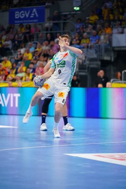 Manuel Zehnder 8, SC Magdeburg jumps to throw with the ball in his hand, the white jersey clearly recognizable In the background an opponent in a dark jersey can be seen, the stands of the SAP Arena are filled with spectators Manuel Zehnder 8 SC Magdeburg at the beginning of the throw in the SAP Arena Copyright: xspeedshotx