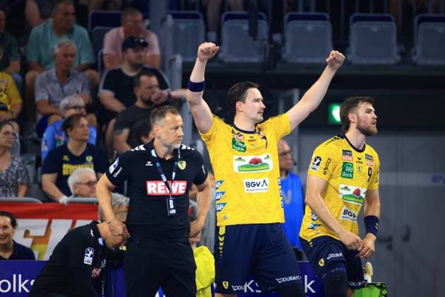 Robert Timmermeister 7, Rhein Neckar Löwen raises both arms in jubilation on the sideline of the SAP Arena Coach Maik Machulla stands next to him, while Steven Plucnar Jacobsen 9 to his right follows the situation Robert Timmermeister cheers with Maik Machulla and Steven Plucnar Jacobsen Rhein Neckar Löwen in the SAP Arena Copyright: xspeedshotx