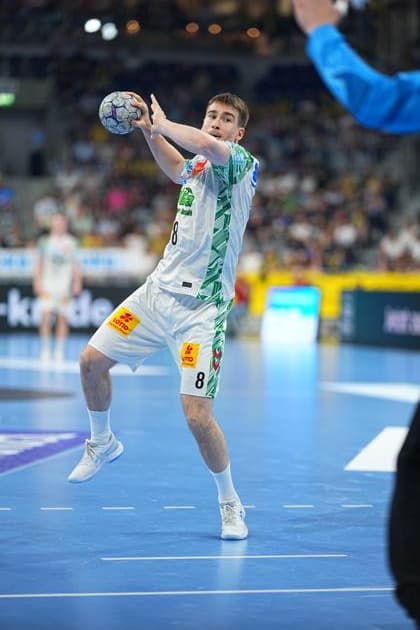 Manuel Zehnder 8 SC Magdeburg jumps off and throws the ball towards the goal In the background you can see the SAP Arena filled with yellow-clad Löwen fans Manuel Zehnder 8 SC Magdeburg throwing the ball in the SAP Arena Copyright: xspeedshotx