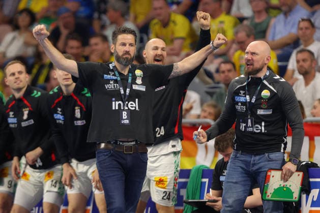 24 05 2026, xtgx, Handball, Daikin HBL, Rhein Neckar Löwen SC Magdeburg v l Bennet Wiegert Magdeburg, Trainer , Christian O Sullivan Magdeburg, 24 , Yves Grafenhorst Magdeburg, Co Trainer Jubel, Torjubel, jubelt ueber das Tor, celebrate the goal, celebration Mannheim