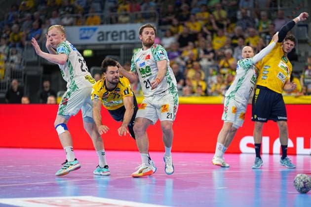 Albin Lagergren 21, SC Magdeburg fights in close combat against a Löwen player in the SAP Arena, while Sebastian Heymann 13, Rhein Neckar Löwen stretches out his arm on the right side of the picture In the foreground you can also see a Magdeburg player with the number 23, the ball is lying on the ground on the right side of the picture Albin Lagergren 21 SC Magdeburg in a duel against Sebastian Heymann 13 Rhein Neckar Löwen Copyright: xspeedshotx