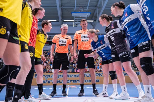 HSG Blomberg Lippe GER vs Borussia Dortmund GER Handball, 1 Handball Bundesliga Women, Final, Match 2, 24 5 2026, Season 2025 2026, Blomberg The players and referees greet each other In focus Robert Schulze referee and Tobias Toennies referee Blomberg Sporthalle an der Ulmenallee Germany