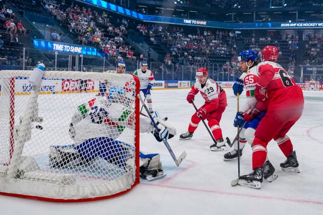 FRIBOURG, SWITZERLAND MAY 24 Mikkel Aagaard of Denmark C scores against goalkeeper Davide Fadani of Italy during the 2026 IIHF Ice Hockey World Championship Switzerland game between Denmark and Italy at BCF Arena on May 24, 2026 in Fribourg, Fribourg Fribourg BCF Arena Fribourg Switzerland Copyright: xJustPictures.ch JarixPestelaccix jp-en-EuSpIm-JP6_JAR_Denmark_Italy_24May2026_00008