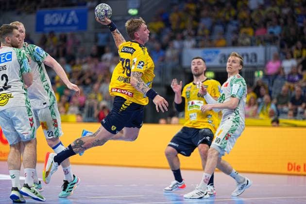 Edwin Aspenbäck 78, Rhein Neckar Löwen pulls up for a jump shot in a yellow jersey and holds the ball with his right hand above his head Jannik Kohlbacher 80, Rhein Neckar Löwen can be seen in the background, while two SC Magdeburg players in white jerseys 22, 23 and another 10 watch the scene Edwin Aspenbäck 78 Rhein Neckar Löwen taking a jump shot in the SAP Arena Copyright: xspeedshotx