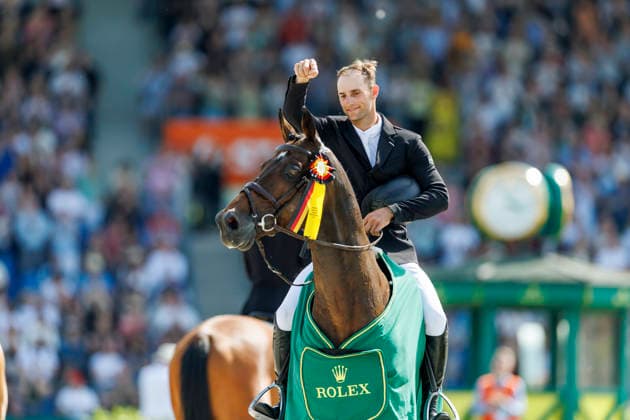 Sport Bilder des Tages AACHEN - TSCHIO 2026, AACHEN - TSCHIO 2026 VOGEL Richard (GER), United Touch S Siegerehrung Prize giving ceremony Rolex Grand Prix, part of the Rolex Grand Slam of Show Jumping, The Grand Prix of Aachen CSI5* - Jumping competition over two rounds and jump-off Aachen, Reitstadion Soers 24. May 2026 - *** AACHEN TSCHIO 2026, AACHEN TSCHIO 2026 VOGEL Richard GER , United Touch S Prize giving ceremony Rolex Grand Prix, part of the Rolex Grand Slam of Show Jumping, The Grand Prix of Aachen CSI5 Jumping competition over two rounds and jump off Aachen, Reitstadion Soers 24 May 2026