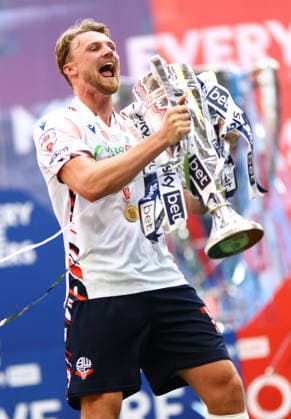 Sam Dalby of Bolton Wanderers celebrates with the League One Play off final trophy Bolton Wanderers v Stockport County, EFL Sky Bet League One, Play-Off Final, Football, Wembley Stadium, London, UK - 24 May 2026London Wembley Stadium United Kingdom EDITORIAL USE ONLY No use with unauthorised audio, video, data, fixture lists, club league logos or live services. Online in-match use limited to 120 images, no video emulation. No use in betting, games or single club league player publications.  Copyright: xJamesxMarsh Shutterstockx 16889809dg