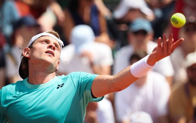Belgian Zizou Bergs pictured in action during a first round match in the men s singles between Czech Machak and Belgian at the Roland Garros French Open tennis tournament, in Paris, France, Sunday 24 May 2026. This year s tournament takes place from 18 May to 07 June. VIRGINIExLEFOUR  x174924472x