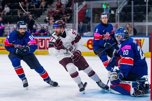 Sport Bilder des Tages ZURICH, SWITZERLAND - MAY 24: Haralds Egle (Latvia, 97), Travis Brown (Great Britain, 84) during the Preliminary Round - Group A Match 43 between Great Britain and Latvia at the IIHF Ice hockey, Eishockey World Championship, WM, Weltmeisterschaft 2026, Swiss Life Arena on May 24, 2026 in Zurich, Switzerland. Zurich Switzerland Copyright: xTimoxSteinx