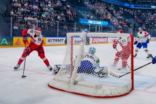 FRIBOURG, SWITZERLAND MAY 24 Nick Olesen of Denmark L against goalkeeper Davide Fadani of Italy during the 2026 IIHF Ice Hockey World Championship Switzerland game between Denmark and Italy at BCF Arena on May 24, 2026 in Fribourg, Fribourg Fribourg BCF Arena Fribourg Switzerland Copyright: xJustPictures.ch JarixPestelaccix jp-en-EuSpIm-JP6_JAR_Denmark_Italy_24May2026_00014