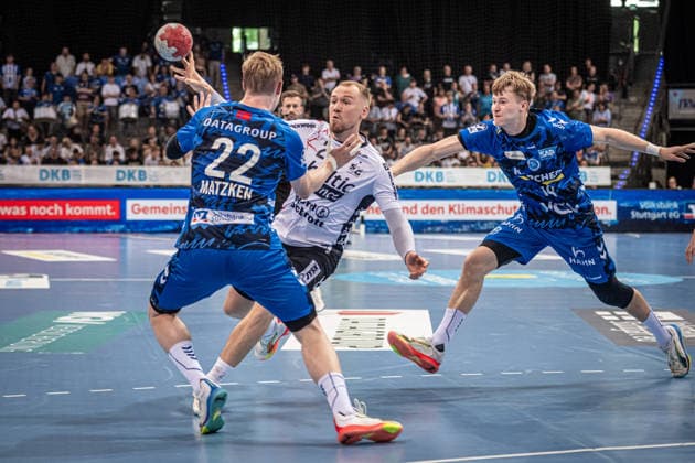 Simon Pytlick SG Flensburg Handewitt, 02 between Torben Matzken TVB Stuttgart, 22 , left and Linus Schmid TVB Stuttgart, 18 , right GER, TVB Stuttgart SG Flensburg Handewitt, DAIKIN HBL, Handball, Bundesliga, 32 Matchday, Season 2025 2026, 24 05 2026 GER, TVB Stuttgart SG Flensburg Handewitt, DAIKIN HBL, Handball, Bundesliga, 32 Matchday, Season 2025 2026, 24 05 2026 Stuttgart Copyright: xSandyxDinkelackerx EP_SDR