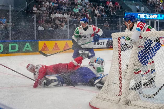 FRIBOURG, SWITZERLAND MAY 24 Mikkel Aagaard of Denmark L fall over goalkeeper Davide Fadani of Italy during the 2026 IIHF Ice Hockey World Championship Switzerland game between Denmark and Italy at BCF Arena on May 24, 2026 in Fribourg, Fribourg Fribourg BCF Arena Fribourg Switzerland Copyright: xJustPictures.ch JarixPestelaccix jp-en-EuSpIm-JP6_JAR_Denmark_Italy_24May2026_00015