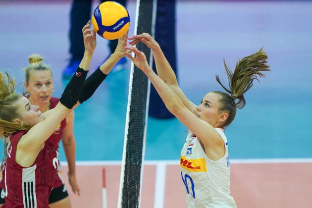 2026-05-24 Netherlands v Germany - Four Nations Cup APELDOORN, NETHERLANDS - MAY 24: Camilla Weitzel of Germany, Sarah Van Aalen of The Netherlands during the Four Nations Cup match between Netherlands and Germany at Omnisport on May 24, 2026 in Apeldoorn, Netherlands. Apeldoorn Omnisport Netherlands Content not available for redistribution in The Netherlands directly or indirectly through any third parties. Copyright: xAndrexWeeningx