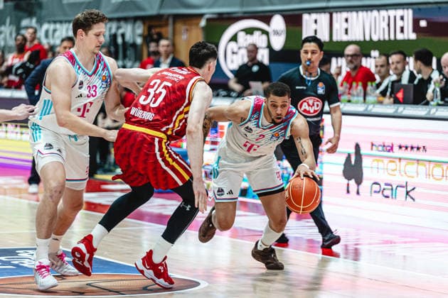 Sport Bilder des Tages easyCredit Basketball Bundesliga, 4. Playoff-Viertelfinale: Fitness First Baskets Würzburg vs. Telekom Baskets Bonn, 24.05.2026 Alijah Comithier (Telekom Baskets Bonn 2) gegen Alen Pjanic (Würzburg 35) - easyCredit Basketball Bundesliga, 4. Playoff-Viertelfinale: Fitness First Baskets Würzburg vs. Telekom Baskets Bonn, 24.05.2026, Tectake Arena Würzburg *** easyCredit Basketball Bundesliga, 4 Playoff Quarterfinals Fitness First Baskets Würzburg vs Telekom Baskets Bonn, 24 05 2026 Alijah Comithier Telekom Baskets Bonn 2 vs Alen Pjanic Würzburg 35 easyCredit Basketball Bundesliga, 4 Playoff Quarterfinals Fitness First Baskets Würzburg vs Telekom Baskets Bonn, 24 05 2026, Tectake Arena Würzburg Copyright: xBEAUTIFULxSPORTS Derixx